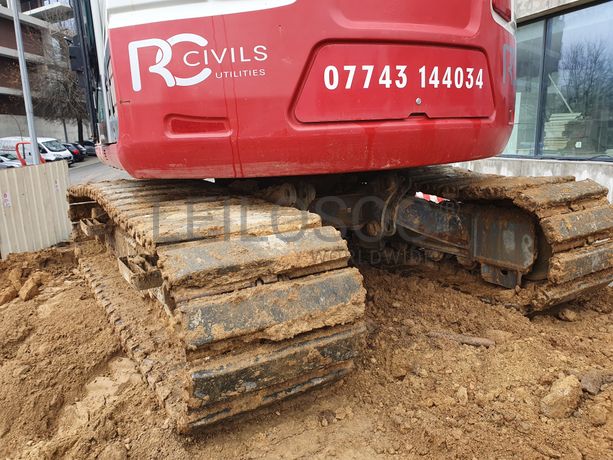 Giratória Rastos Takeuchi TB2150R · Ano 2018