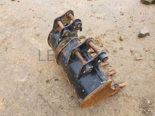 Mini Giratória Rastos Hitachi · Ano 2022