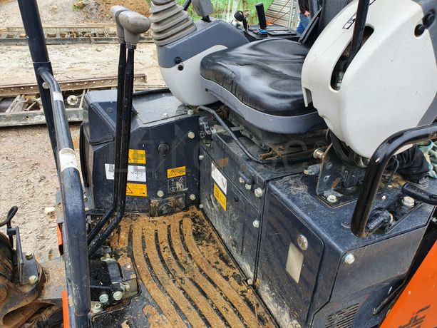 Mini Giratória Rastos Hitachi · Ano 2022