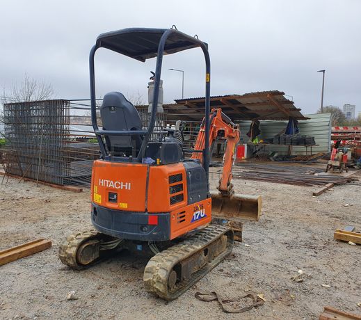 Mini Giratória Rastos Hitachi · Ano 2022