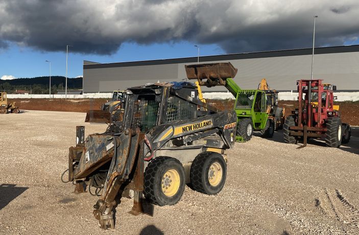 Mini Pá Carregadora New Holland LS180 B