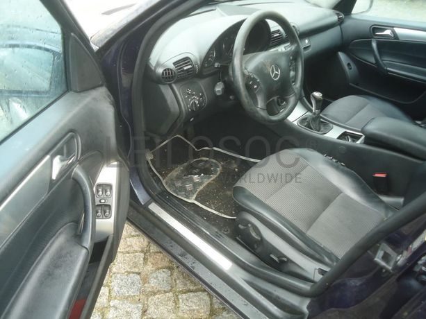 Mercedes-Benz C220 CDI · Ano 2004