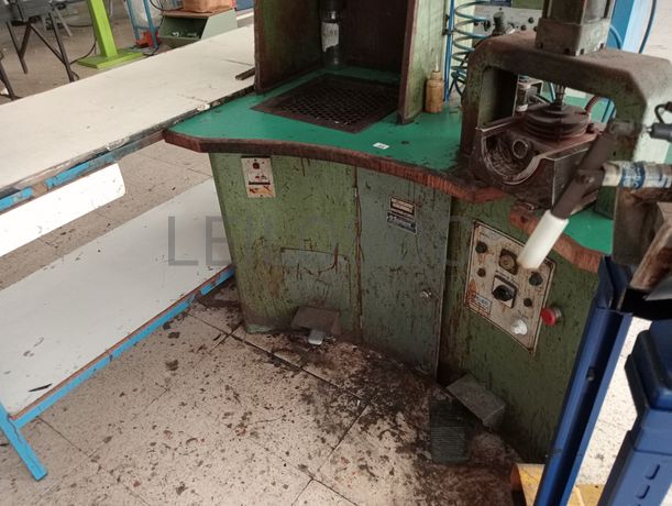 Máquinas de dar cola · Máquina de vergar cortes · Máquina de cardar