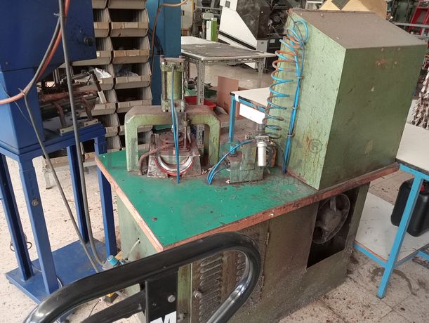 Máquinas de dar cola · Máquina de vergar cortes · Máquina de cardar