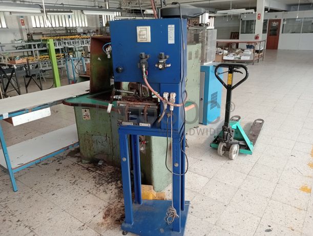 Máquinas de dar cola · Máquina de vergar cortes · Máquina de cardar