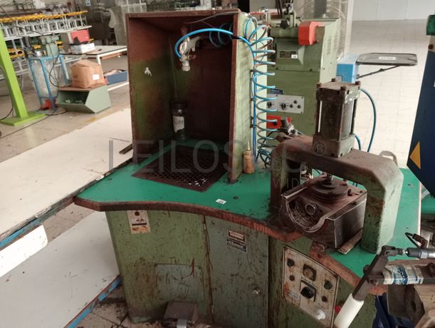 Máquinas de dar cola · Máquina de vergar cortes · Máquina de cardar