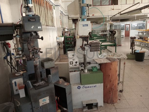 Máquina de meter parafusos · Máquina de pregar saltos