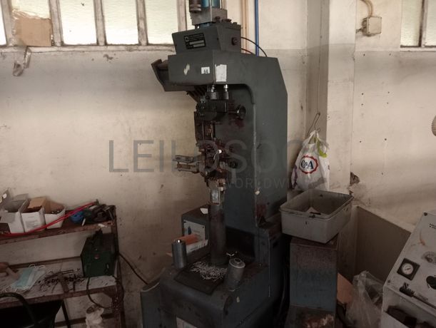 Máquina de meter parafusos · Máquina de pregar saltos