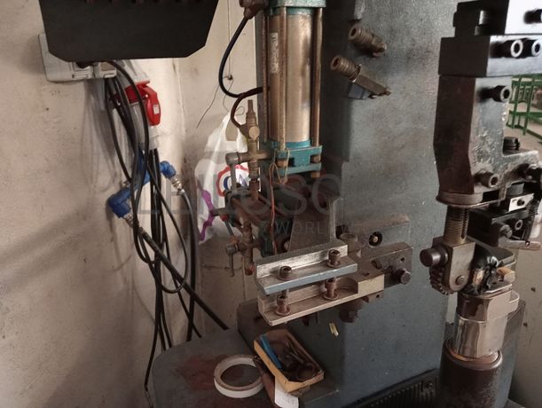 Máquina de meter parafusos · Máquina de pregar saltos