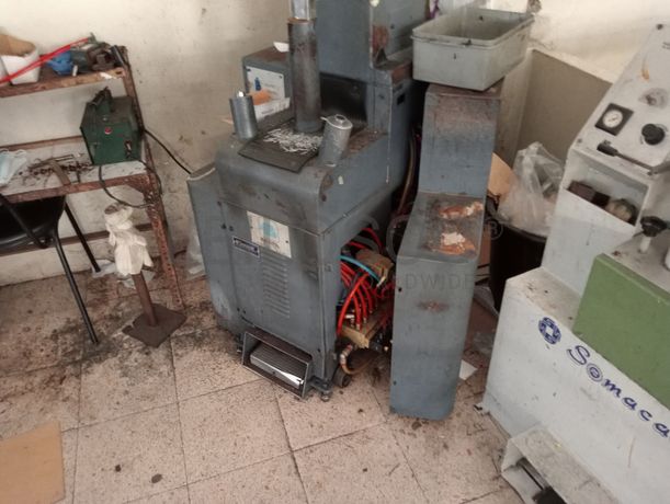 Máquina de meter parafusos · Máquina de pregar saltos