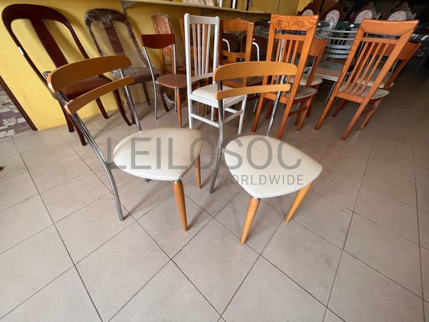 Cadeiras de madeira e metal