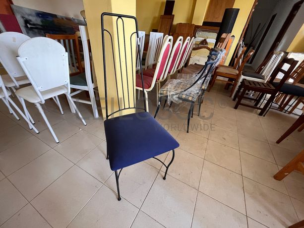 Cadeiras metálicas pretas