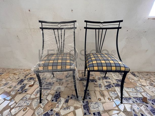 Cadeiras metálicas pretas