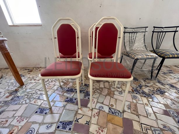 Cadeiras metálicas brancas