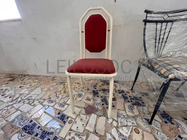 Cadeiras metálicas brancas