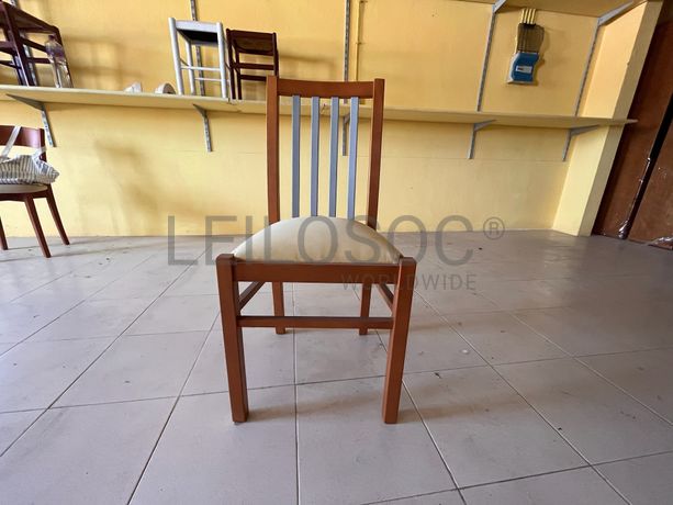 Cadeiras de madeira e metal