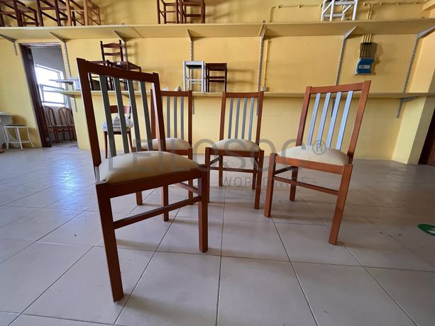 Cadeiras de madeira e metal