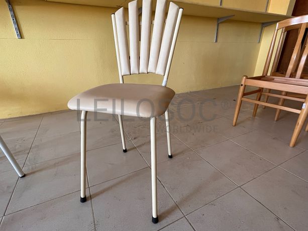 Cadeira metálica branca