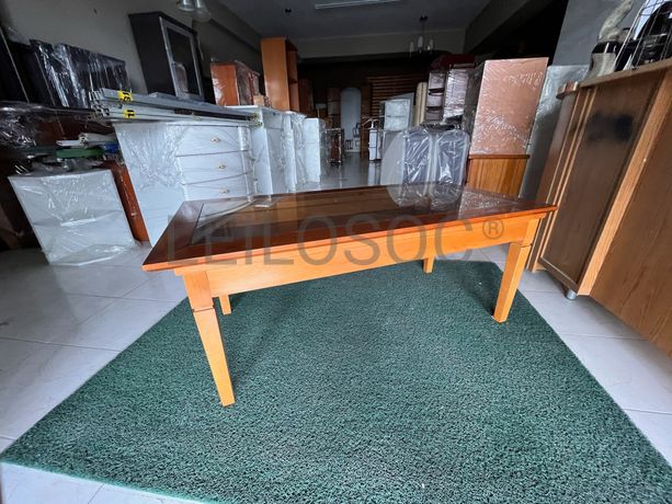 Mesa de madeira com centro de vidro