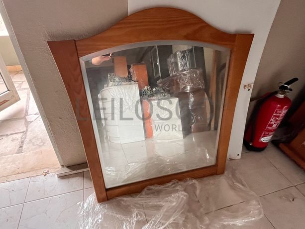 Espelho com moldura de madeira