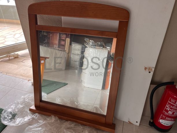 Espelho com moldura de madeira
