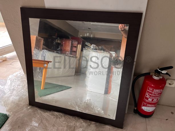 Espelho com moldura de madeira