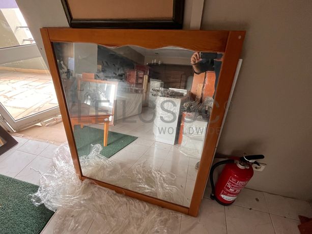 Espelho com moldura de madeira