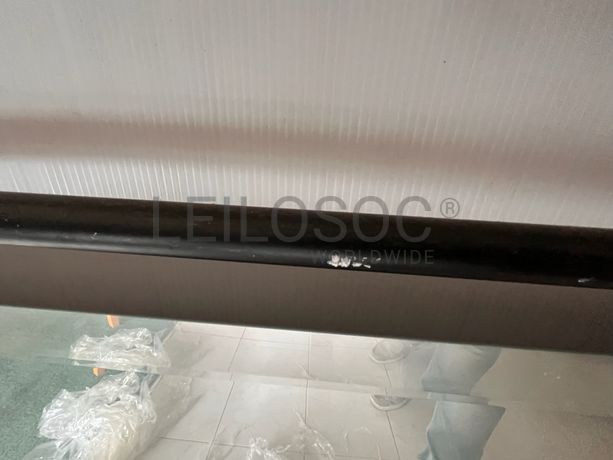 Espelho com moldura de madeira com detalhes de ferro