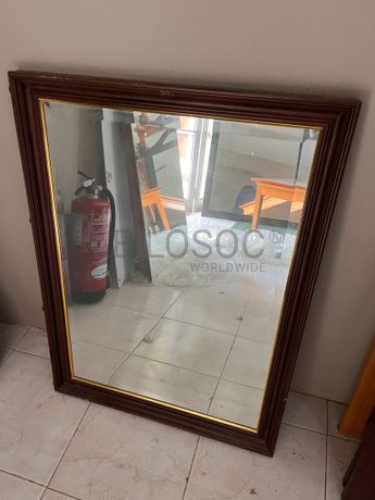 Espelho com moldura de madeira com apontamento dourado