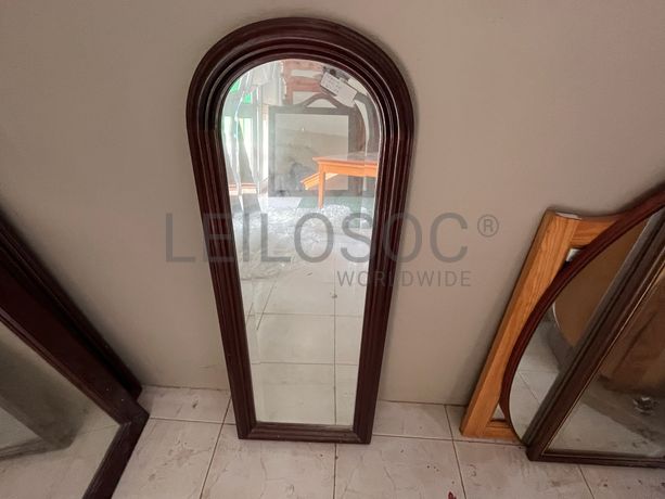 Espelho com moldura de madeira