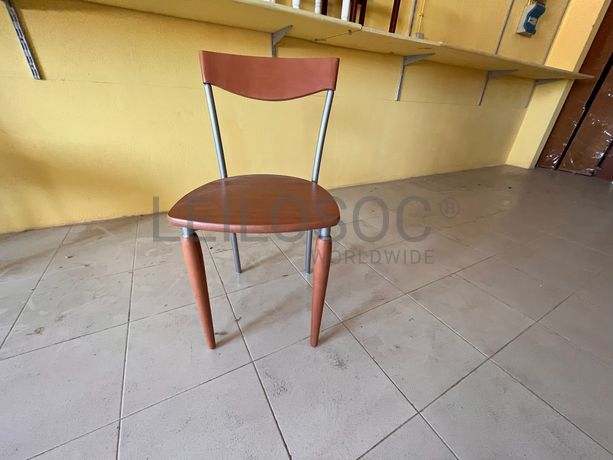 Cadeira de madeira e metal