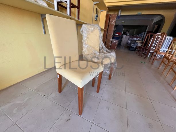 Cadeiras de madeira forradas