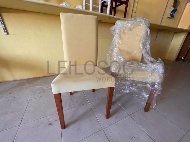 Cadeiras de madeira forradas