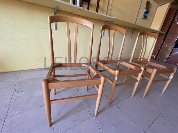 Cadeiras de madeira sem assento