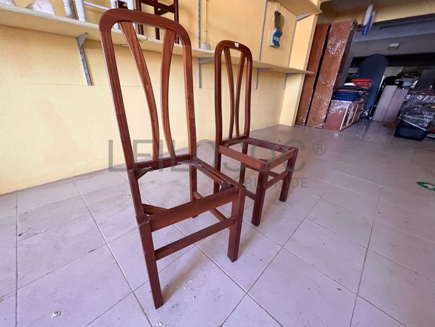 Cadeiras de madeira sem assento