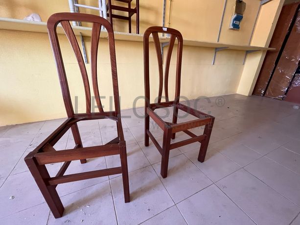 Cadeiras de madeira sem assento