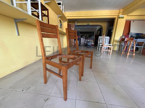 Cadeiras de madeira sem assento
