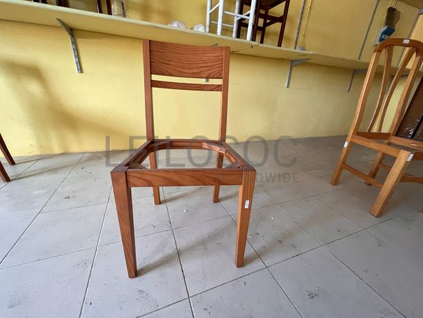 Cadeira de madeira sem assento