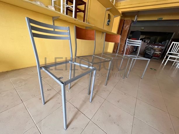 Cadeiras metálicas cinzentas sem assento