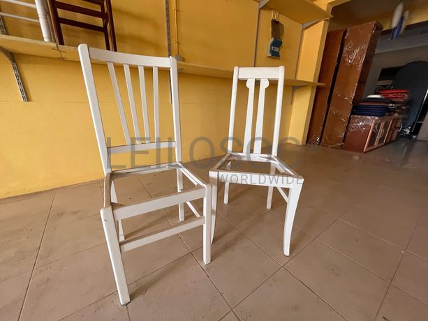 Cadeiras brancas de madeira sem assento
