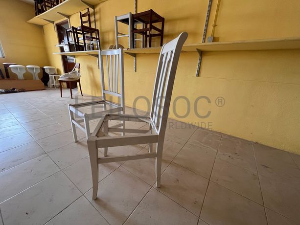 Cadeiras brancas de madeira sem assento
