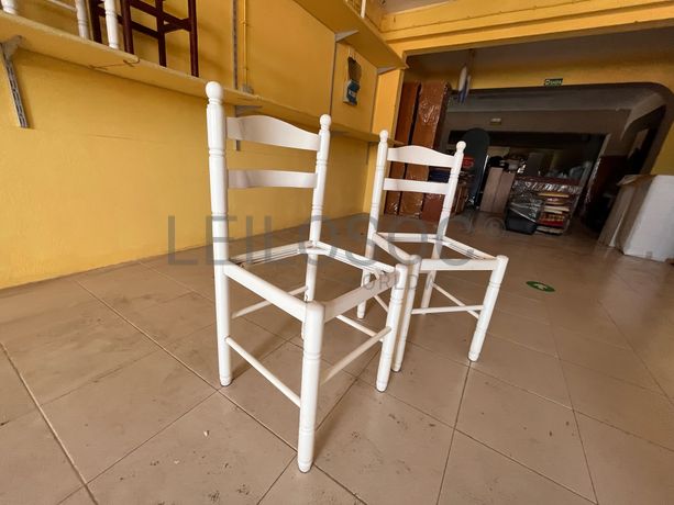 Cadeiras brancas de madeira sem assento