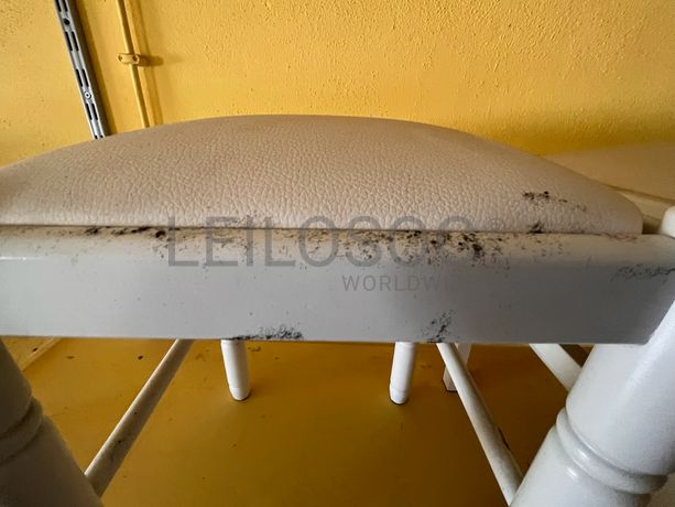 Bancos brancos em madeira