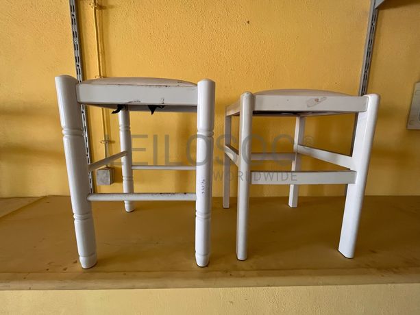 Bancos brancos em madeira