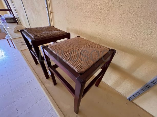 Bancos de madeira castanhos com assento de palhinha