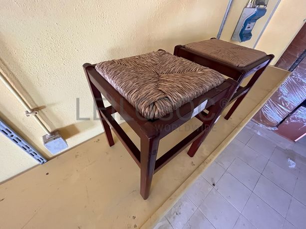 Bancos de madeira castanhos com assento de palhinha