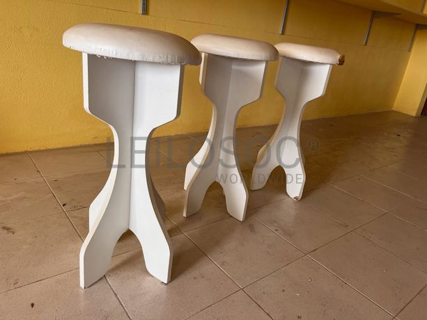 Bancos redondos em madeira branca