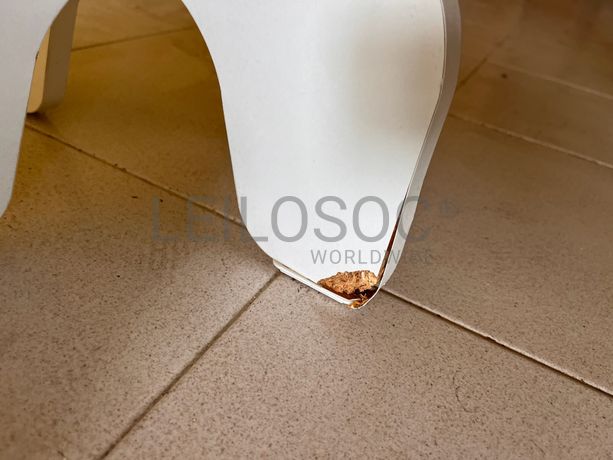 Bancos redondos em madeira branca