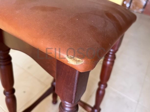 Bancos de madeira de pé alto