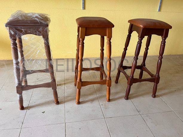 Bancos de madeira de pé alto